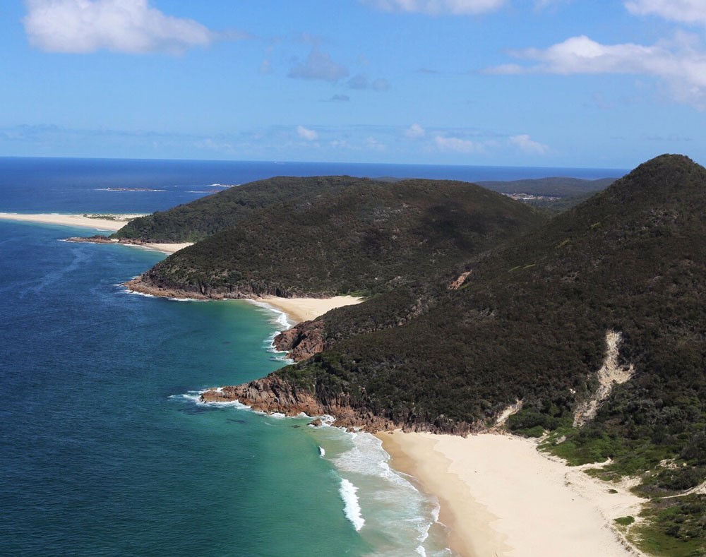 Paisaje de montañas y playas muy verde